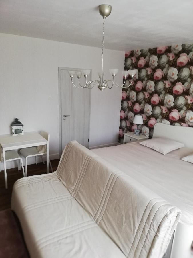 D'hotes Sandrine Louis *